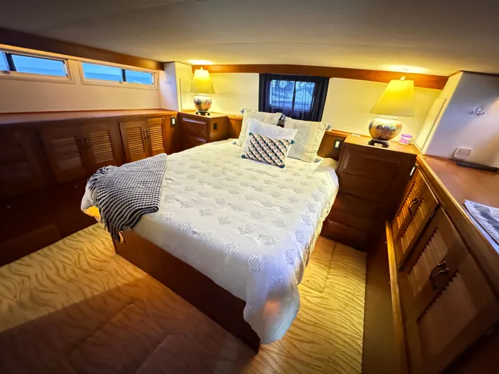 Sunshine State Yacht Photos Pics Bedroom in 1987 Viking 48 Motoryacht with cozy bed and lamps.