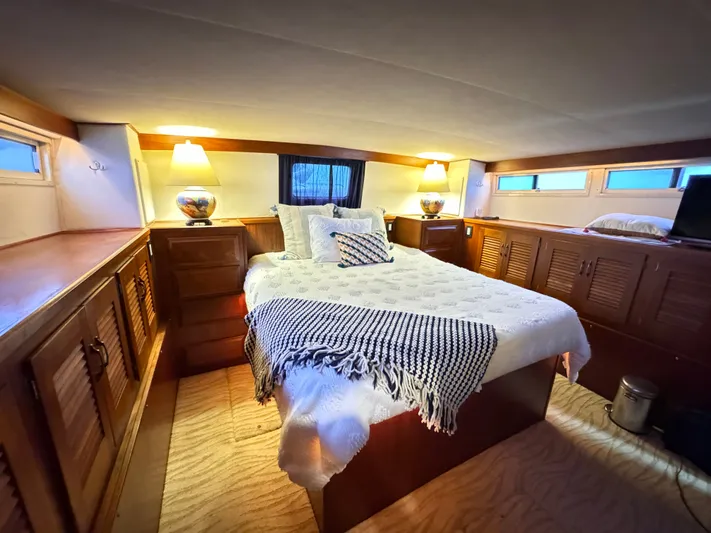 Sunshine State Yacht Photos Pics Bedroom in 1987 Viking 48 Motoryacht with cozy bed and wooden cabinets.