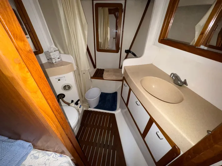 Hms Fox Yacht Photos Pics Master Head and Shower