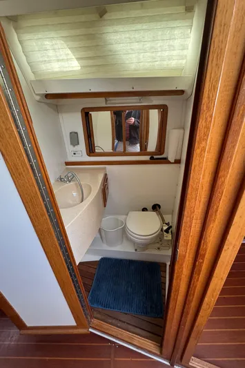 Hms Fox Yacht Photos Pics Aft Guest Head and Shower