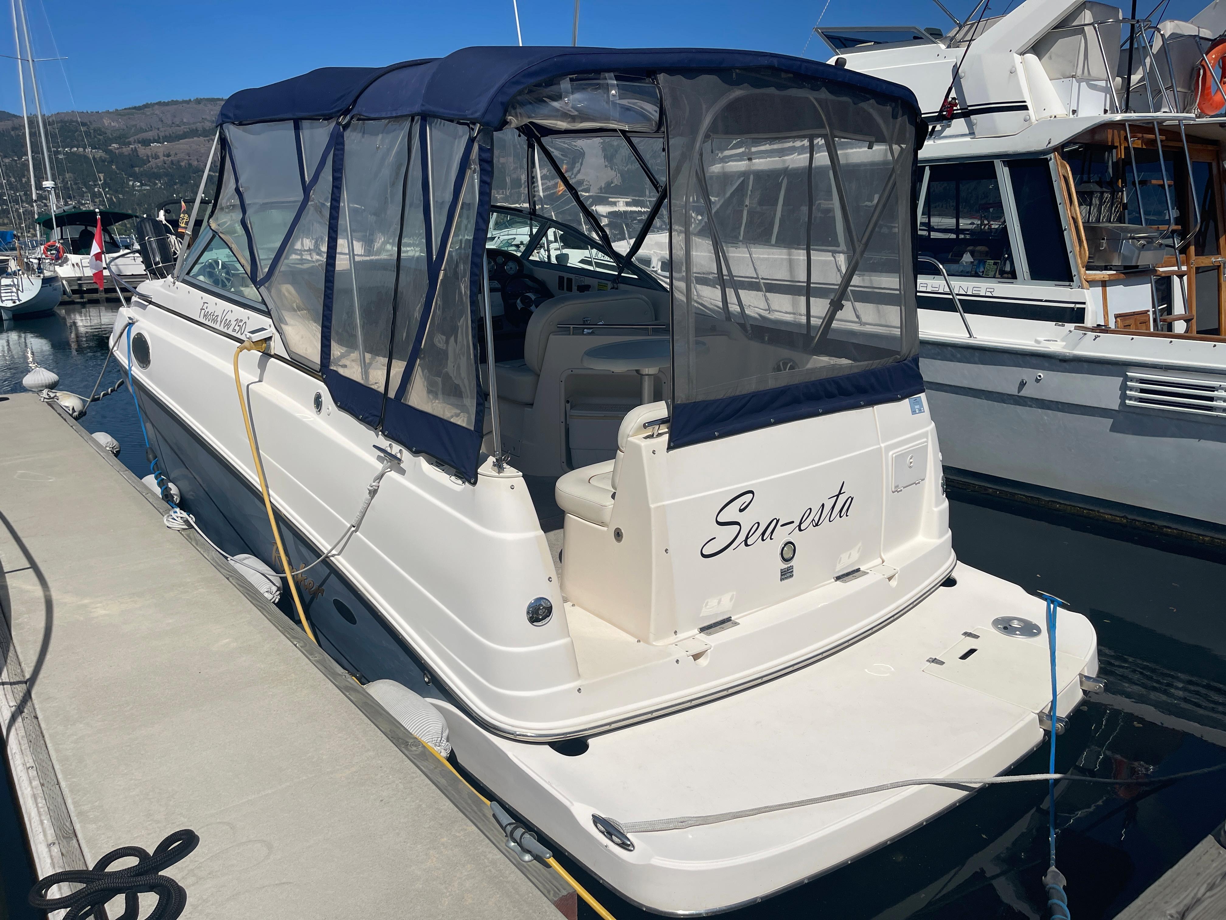 2005 Rinker 250 Fiesta Vee Expresskruisers te koop- YachtWorld