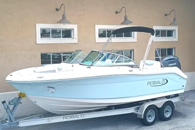 Robalo R207 Dual Console