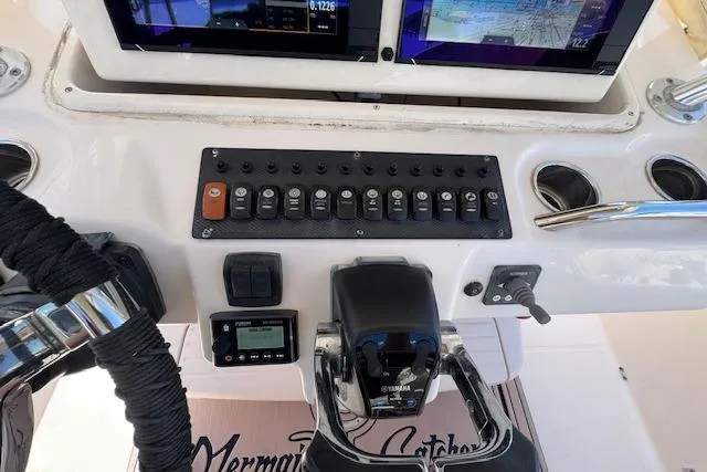  Yacht Photos Pics Control panel of 2007 Grady-White Bimini 306 boat with Yamaha throttle.