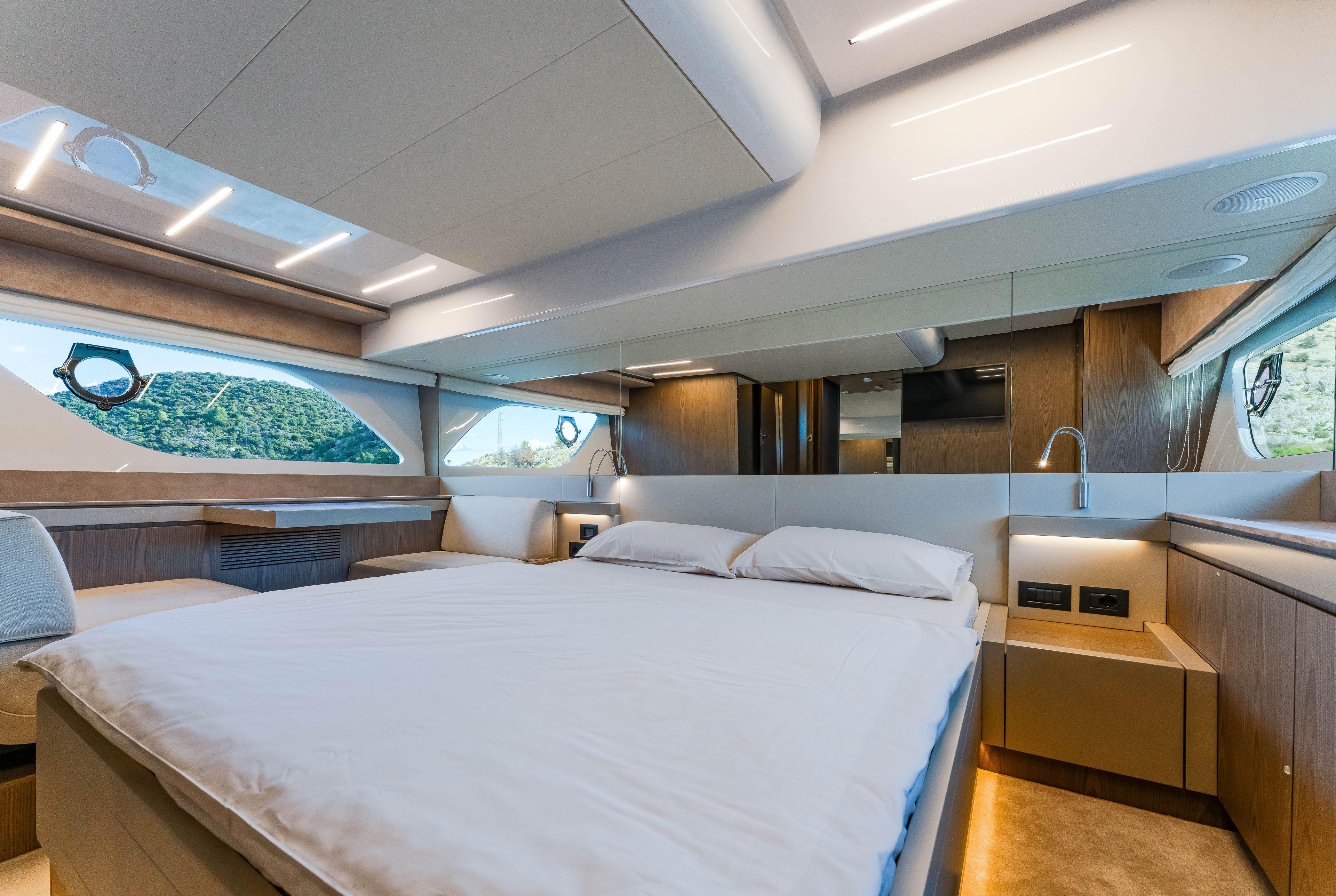 2022 Ferretti Yachts 57 