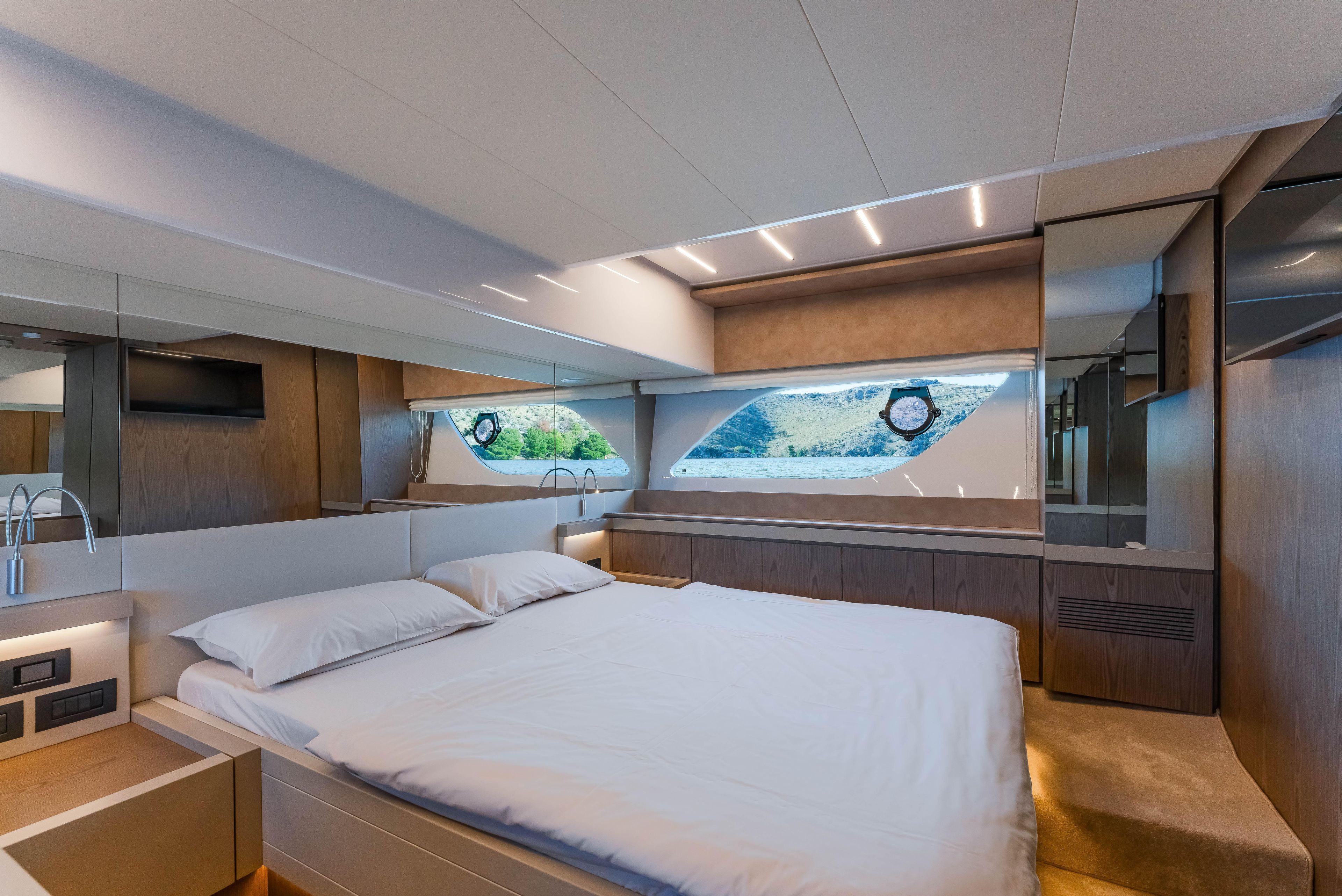 2022 Ferretti Yachts 57 