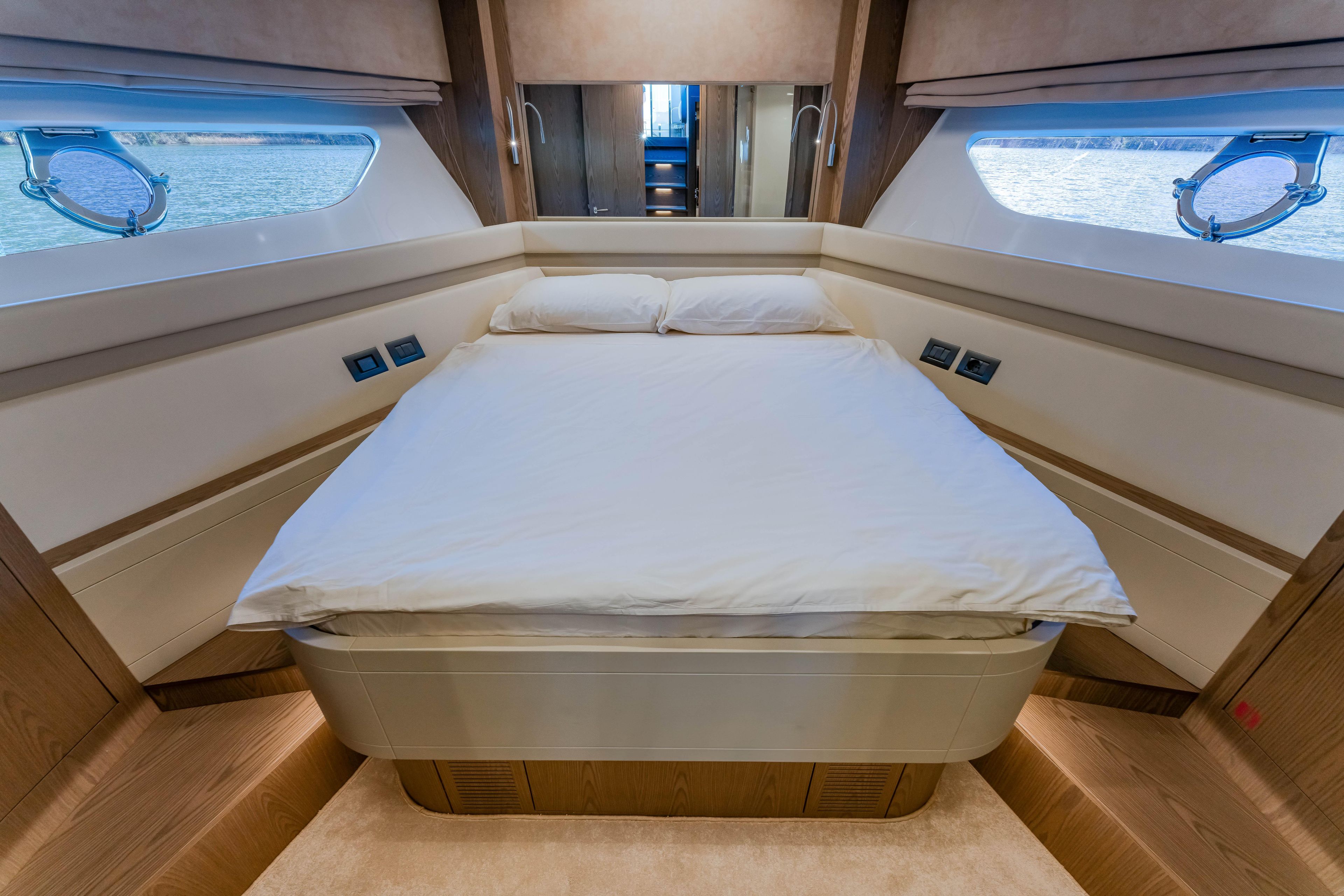 2022 Ferretti Yachts 57 