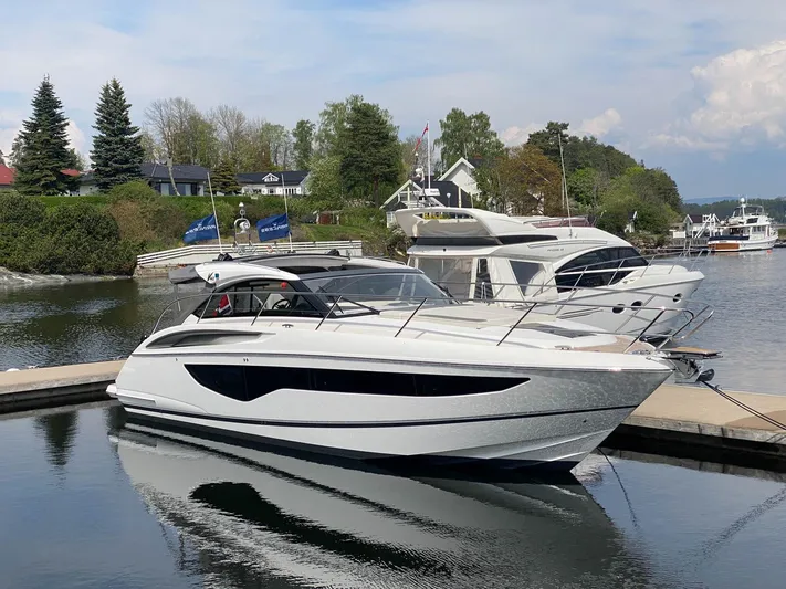 V40157 Yacht Photos Pics 
