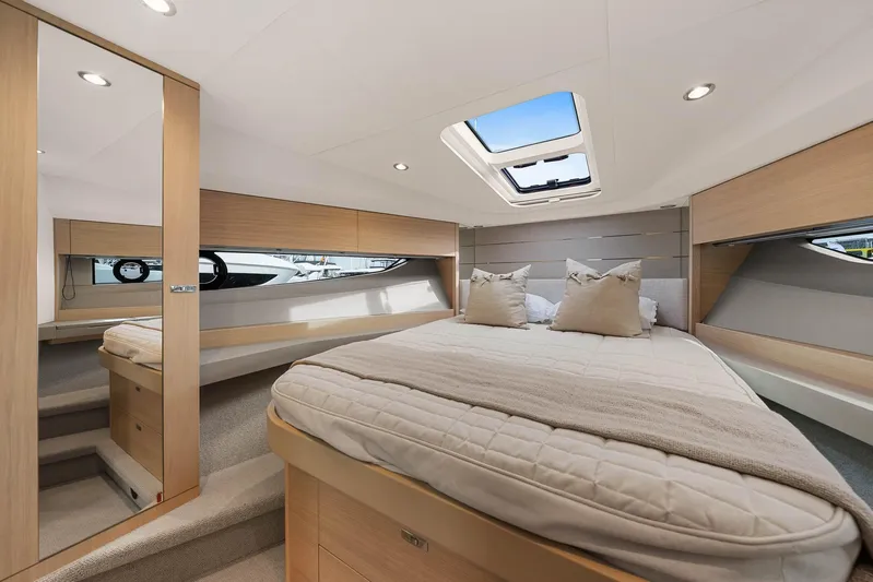 V40157 Yacht Photos Pics 