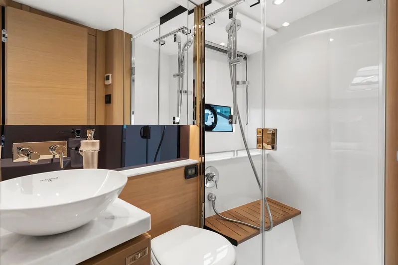 V40157 Yacht Photos Pics 