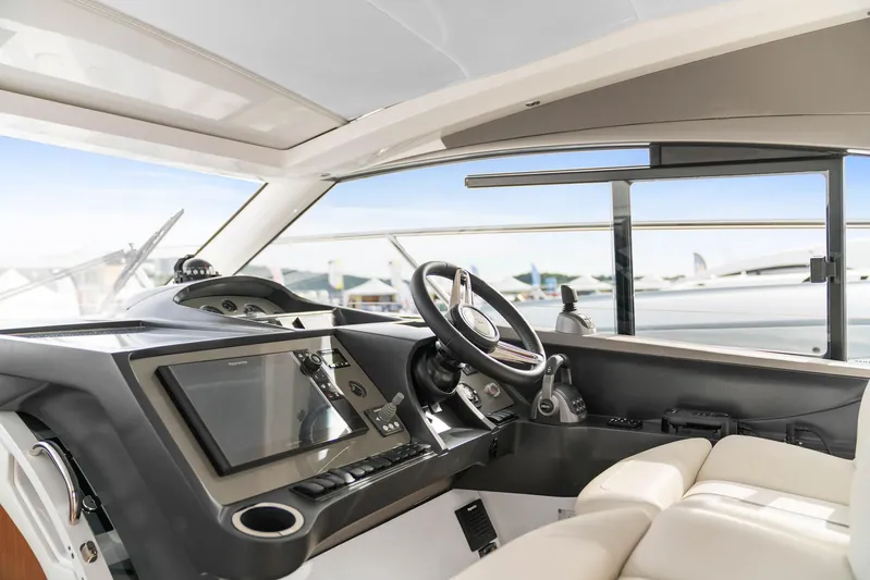 V40157 Yacht Photos Pics 