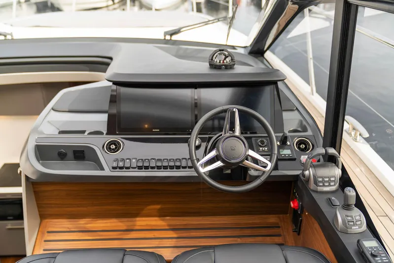 V40157 Yacht Photos Pics 