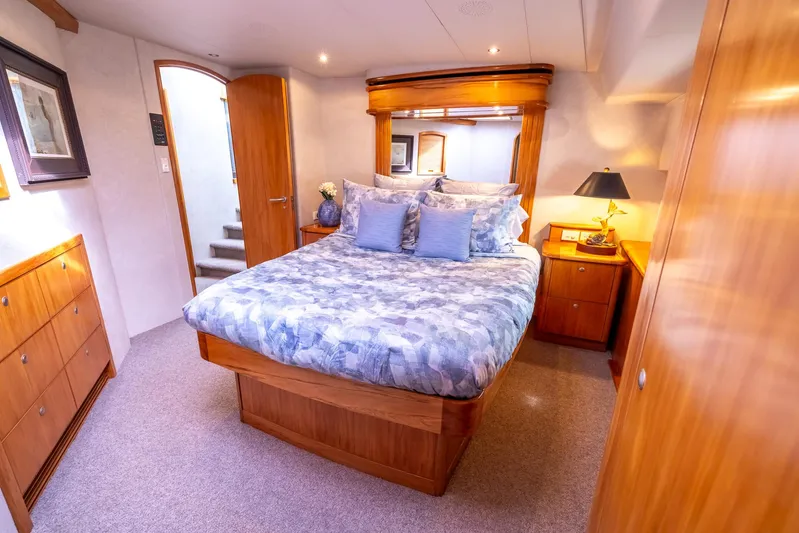 White Lightning Yacht Photos Pics VIP Cabin