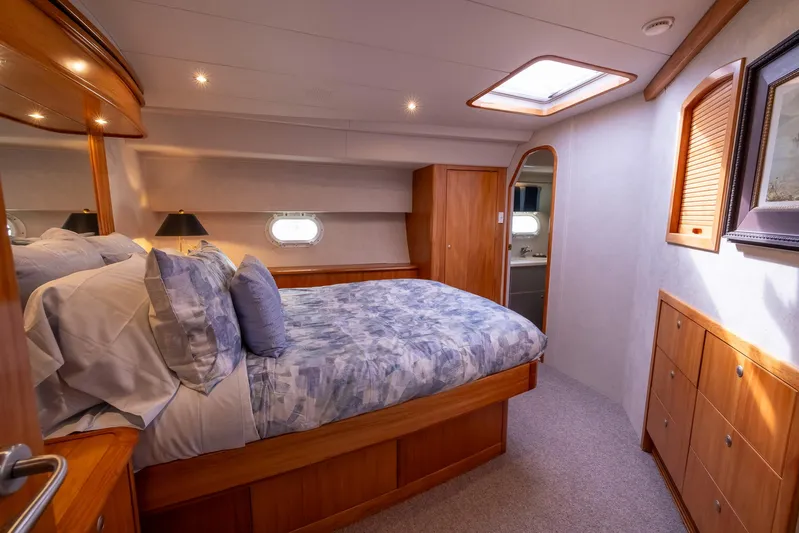 White Lightning Yacht Photos Pics VIP Cabin