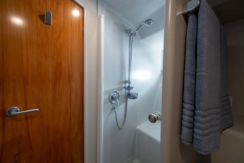 White Lightning Yacht Photos Pics Center Forward Guest Cabin Ensuite