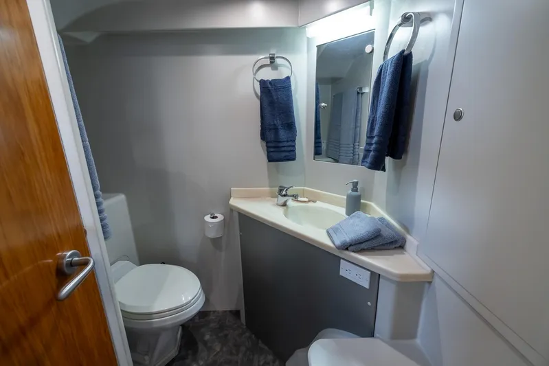 White Lightning Yacht Photos Pics Center Forward Guest Cabin Ensuite