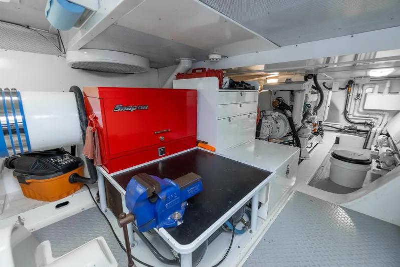 White Lightning Yacht Photos Pics Engine Room