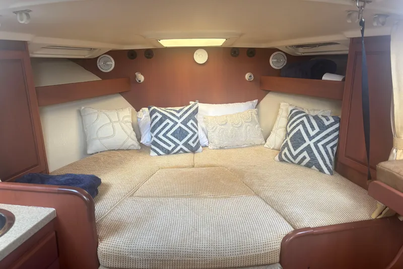Distraction Yacht Photos Pics 2004 Luhrs 32 Open cabin interior with cozy bedding and decorative pillows.