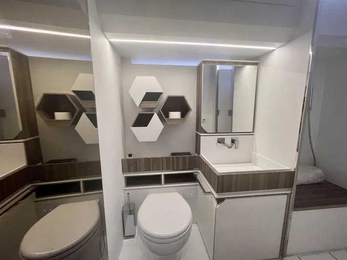  Yacht Photos Pics EVO YACHTS R6 - D YACHTS