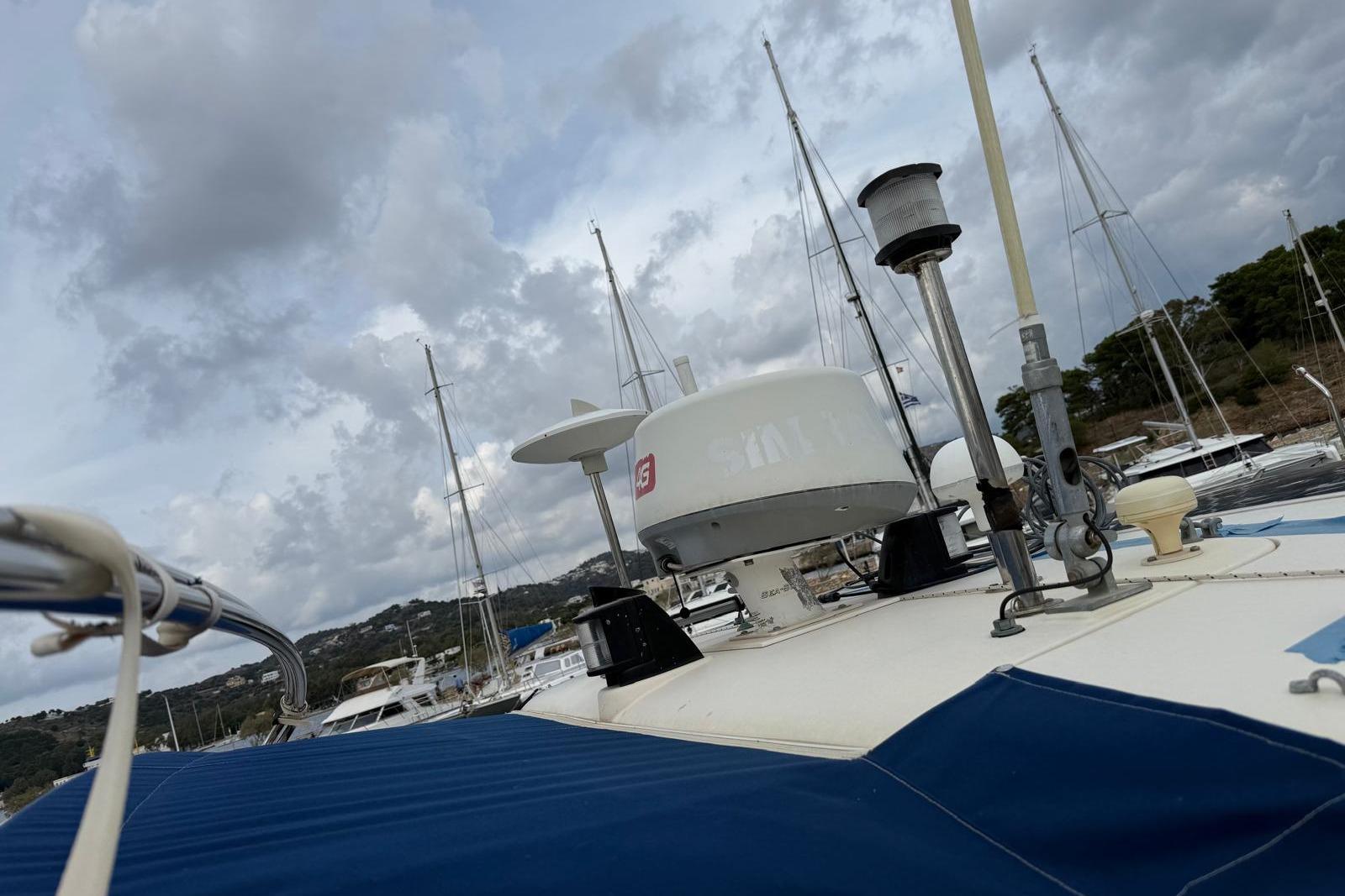 Elling E3 yacht, 2000 model, docked with overcast sky and marina background.