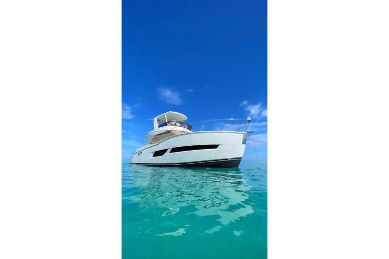 Saline Dion Yacht Photos Pics 2017 Carver C40 yacht on clear turquoise water under a bright blue sky.