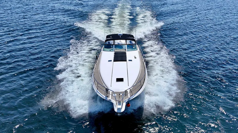 Top Gunns Yacht Photos Pics 1998 Sea Ray 500 Sundancer cruising on open water, creating a dynamic wake.