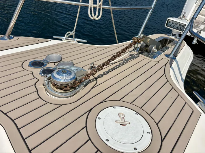 Top Gunns Yacht Photos Pics Deck of 1998 Sea Ray 500 Sundancer with anchor chain and winch.