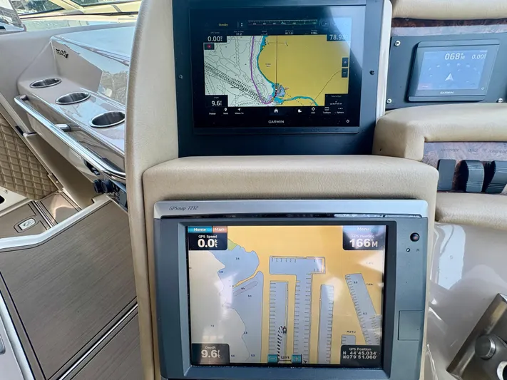 Top Gunns Yacht Photos Pics Navigation system on a 1998 Sea Ray 500 Sundancer yacht dashboard.