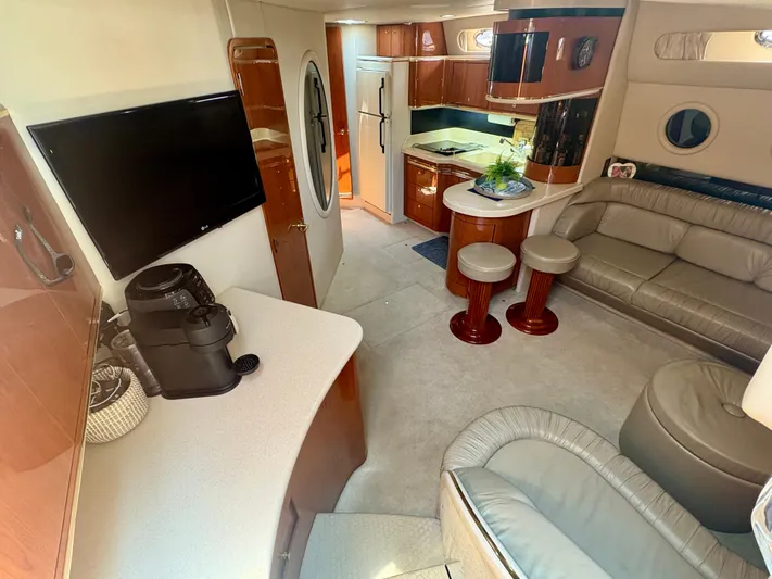 Top Gunns Yacht Photos Pics Luxurious interior of a 1998 Sea Ray 500 Sundancer yacht with modern amenities.