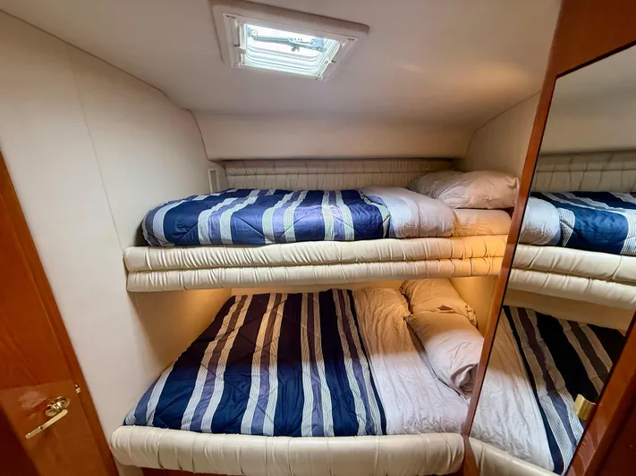 Top Gunns Yacht Photos Pics 1998 Sea Ray 500 Sundancer cabin with bunk beds and striped bedding.