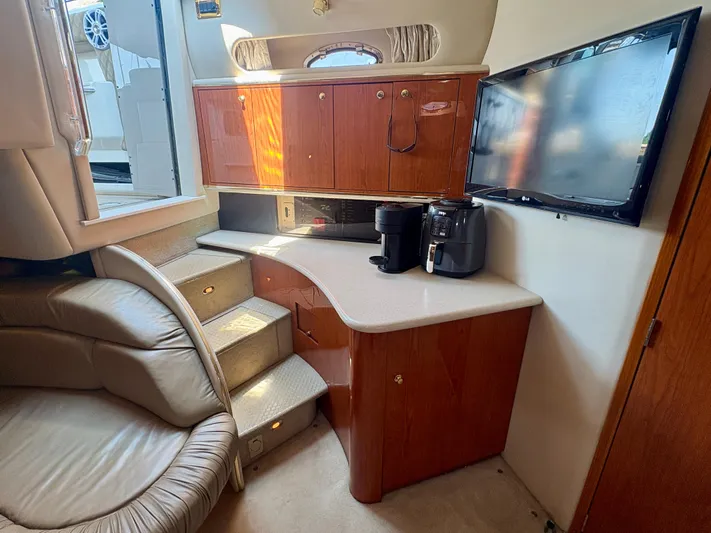 Top Gunns Yacht Photos Pics Interior of 1998 Sea Ray 500 Sundancer yacht with kitchenette and seating area.