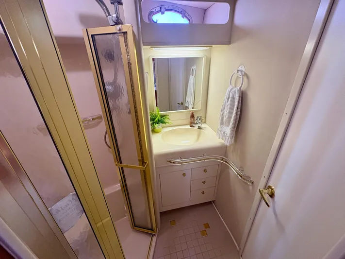 Top Gunns Yacht Photos Pics Bathroom interior of 1998 Sea Ray 500 Sundancer yacht, featuring shower and vanity.