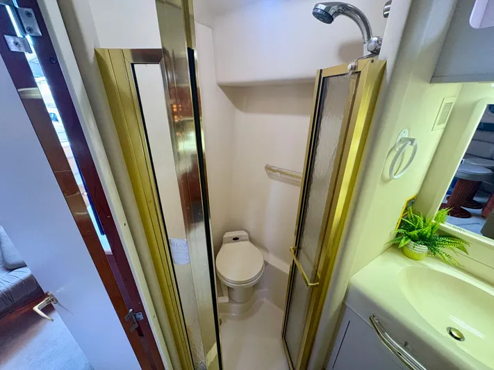 Top Gunns Yacht Photos Pics Bathroom interior of 1998 Sea Ray 500 Sundancer yacht with shower and toilet.