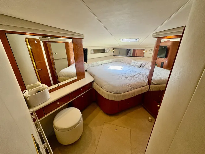 Top Gunns Yacht Photos Pics Luxurious bedroom interior of 1998 Sea Ray 500 Sundancer yacht with cozy bed and vanity.
