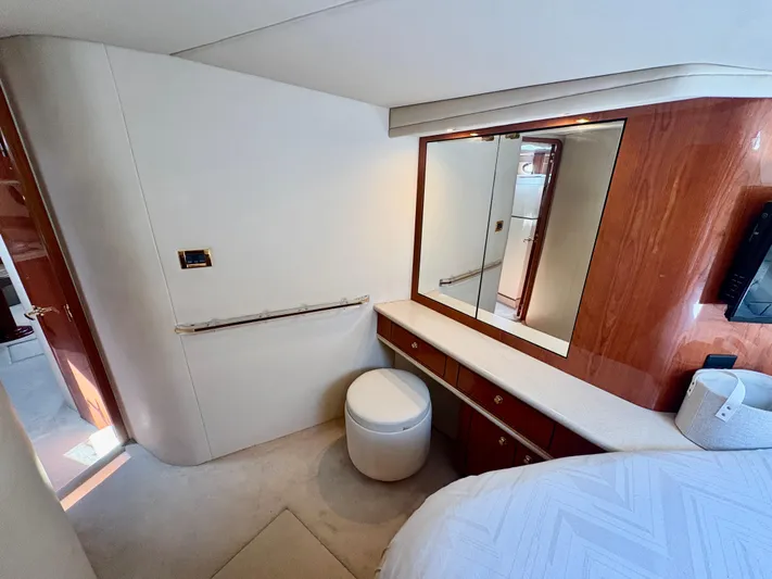 Top Gunns Yacht Photos Pics Interior of 1998 Sea Ray 500 Sundancer yacht with vanity, mirror, and seating.
