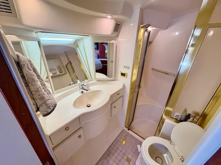 Top Gunns Yacht Photos Pics Luxurious bathroom in 1998 Sea Ray 500 Sundancer yacht with elegant fixtures and spacious design.