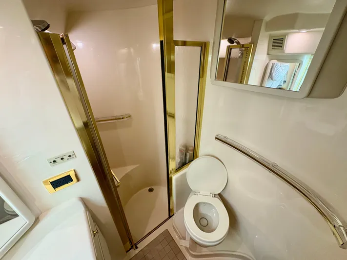 Top Gunns Yacht Photos Pics Bathroom interior of 1998 Sea Ray 500 Sundancer yacht with shower and toilet.