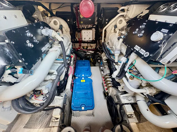 Top Gunns Yacht Photos Pics Engine room of a 1998 Sea Ray 500 Sundancer with visible components and wiring.