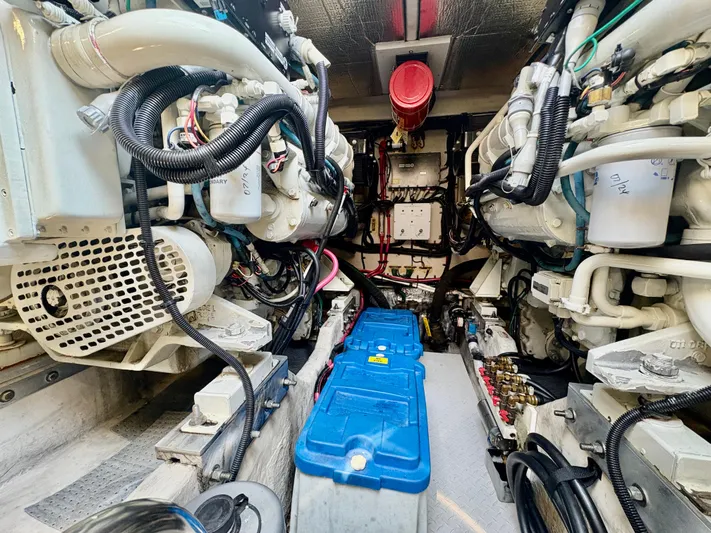 Top Gunns Yacht Photos Pics Engine room of a 1998 Sea Ray 500 Sundancer, showcasing mechanical components and wiring.