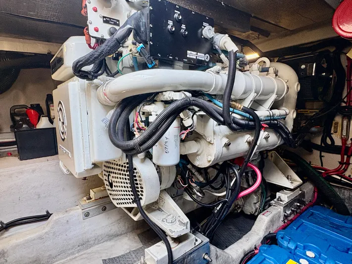 Top Gunns Yacht Photos Pics Engine room of a 1998 Sea Ray 500 Sundancer with Detroit Diesel Marine Power.