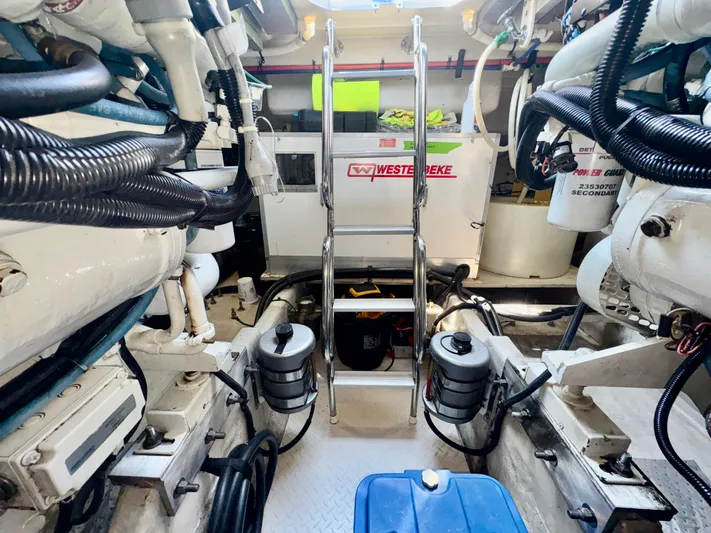 Top Gunns Yacht Photos Pics Engine room of 1998 Sea Ray 500 Sundancer with visible machinery and equipment.