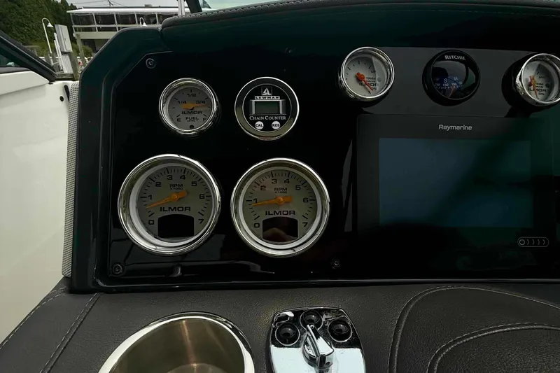  Yacht Photos Pics Dashboard of a 2020 Formula 290 Bowrider with gauges and Raymarine display.