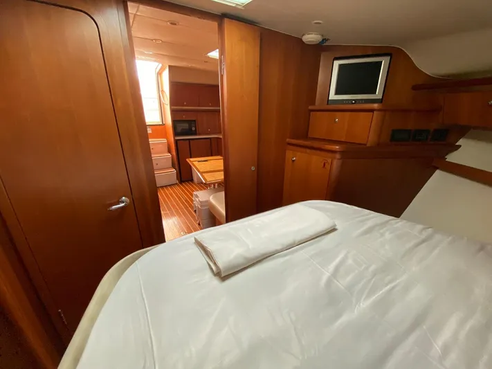  Yacht Photos Pics Interior of 2006 Tiara Yachts 42, featuring a cozy cabin with wood finishes.