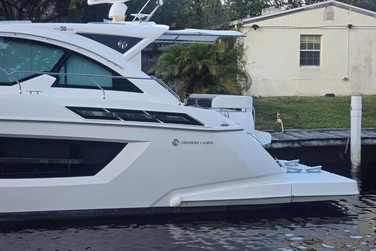 2018 Cruisers Yachts 50 