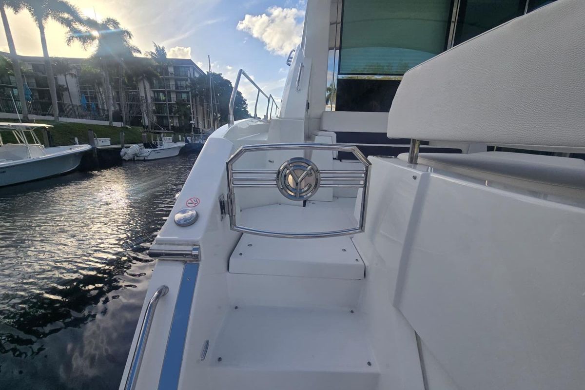 2018 Cruisers Yachts 50 