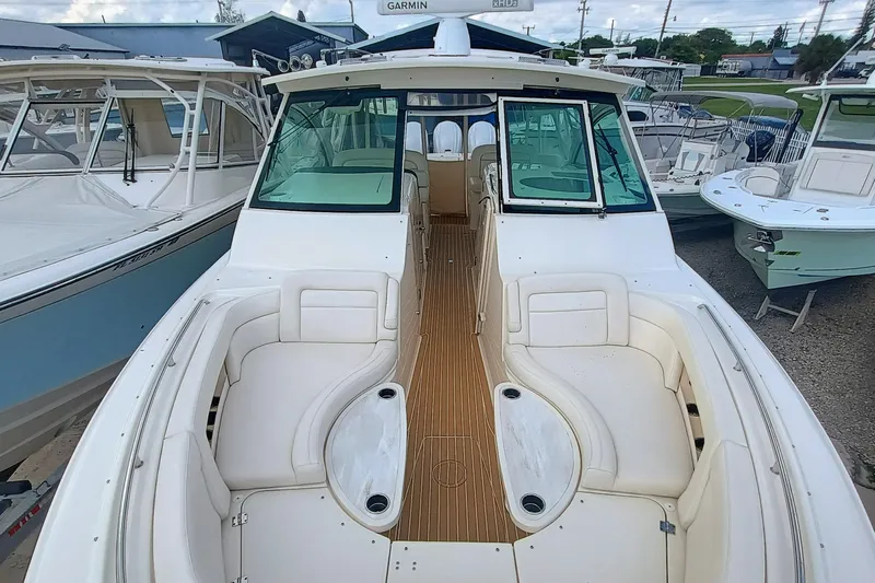 335-712 Used Yacht Photos Pics 2021 Grady-White Freedom 375 boat with spacious seating and modern design.