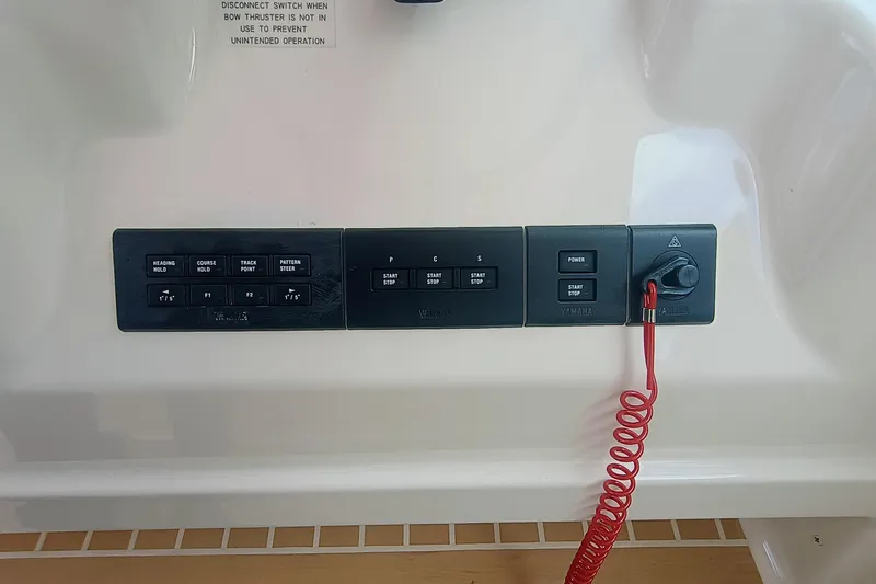 335-712 Used Yacht Photos Pics Control panel of 2021 Grady-White Freedom 375 boat with Yamaha controls.