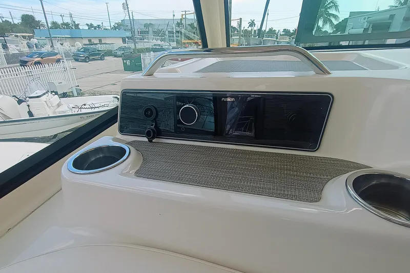 335-712 Used Yacht Photos Pics 2021 Grady-White Freedom 375 boat dashboard with Fusion audio system and cup holders.
