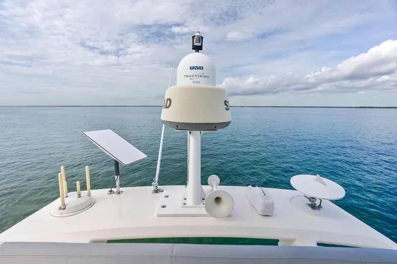 Acqua Yacht Photos Pics 2018 Ferretti Yachts 550, featuring advanced navigation equipment on a serene ocean backdrop.