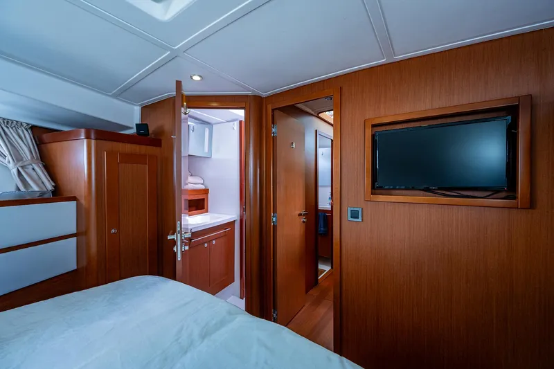 Stellar Seascape Yacht Photos Pics Beneteau 44 Southern Trawl - Master Stateroom, TV