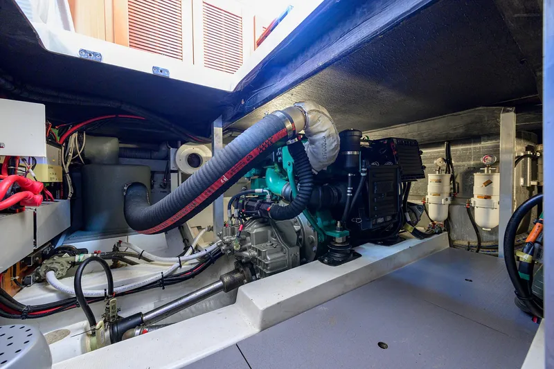 Stellar Seascape Yacht Photos Pics Beneteau 44 Southern Trawl - Engine Room